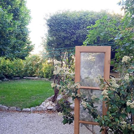 Chambre D'Hotes Face Au Lavoir Méthamis Exterior foto