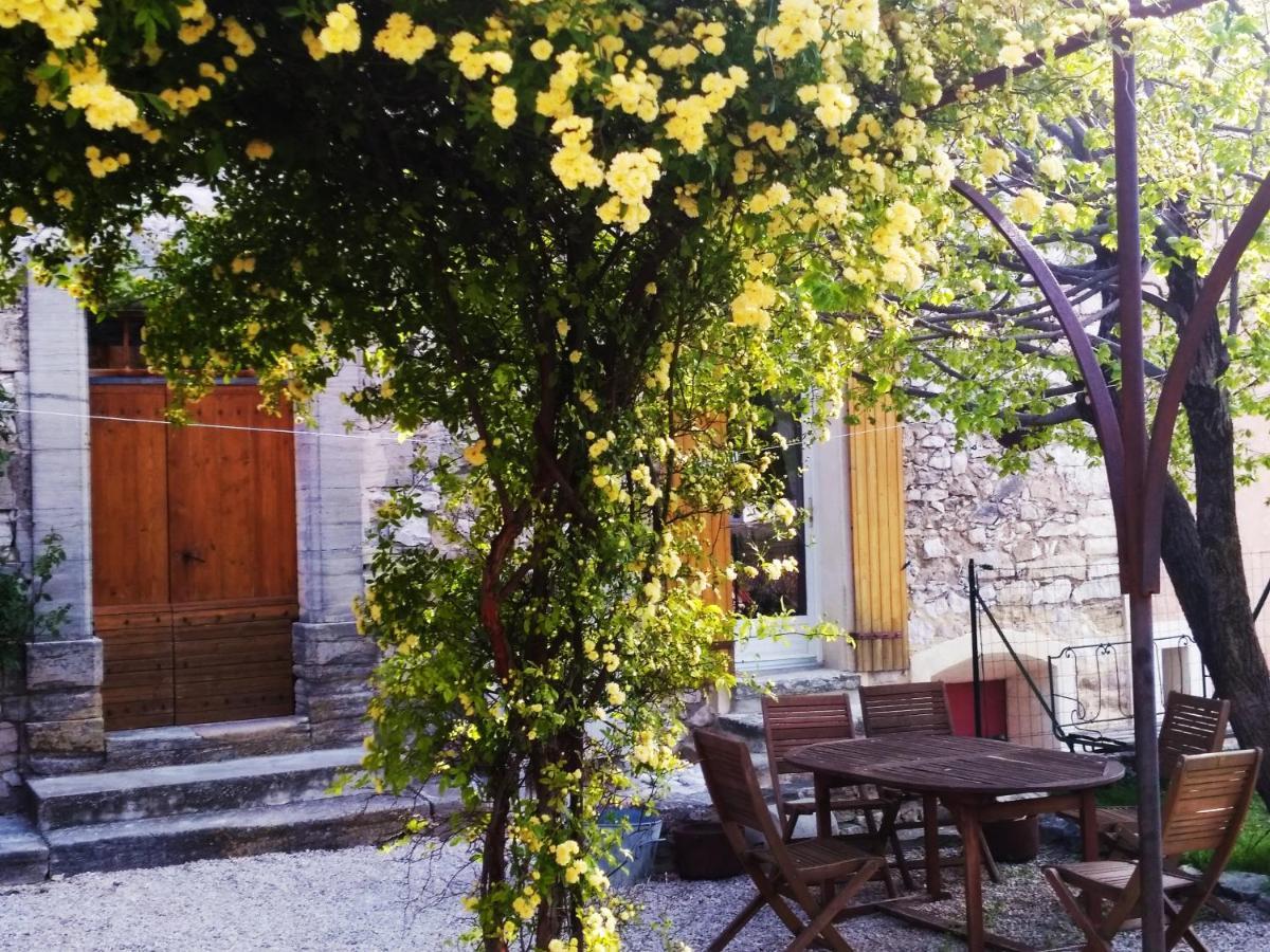 Chambre D'Hotes Face Au Lavoir Méthamis Exterior foto